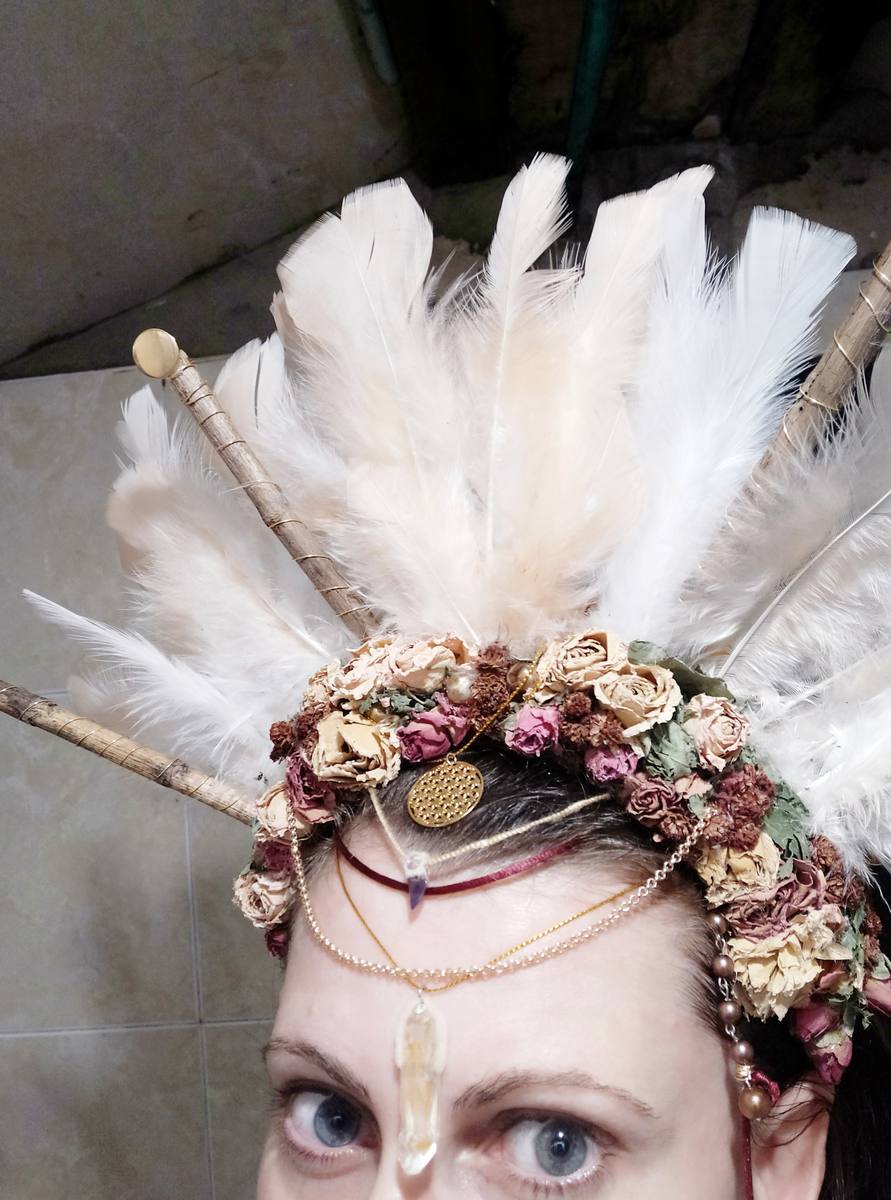 Corona blanca de plumas