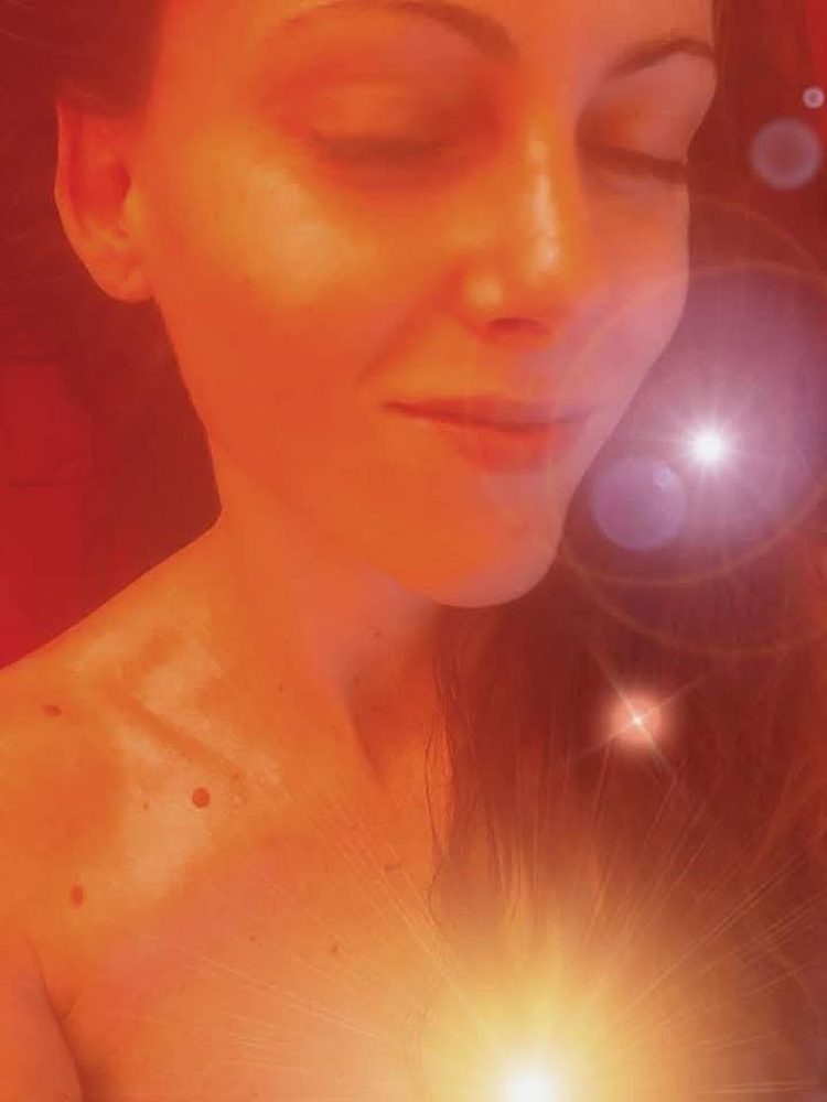 Michela en meditación — Sol y Luna