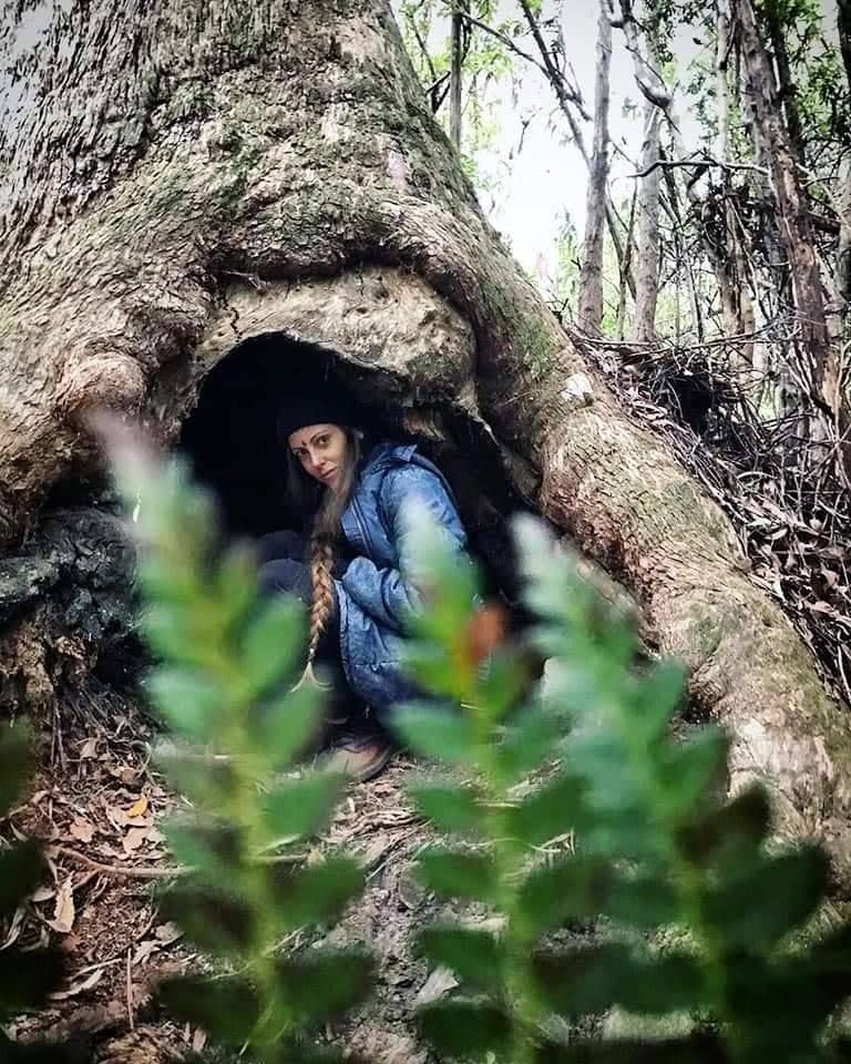 Michela dentro del hueco de un árbol antiguo — Camina con la Elfa