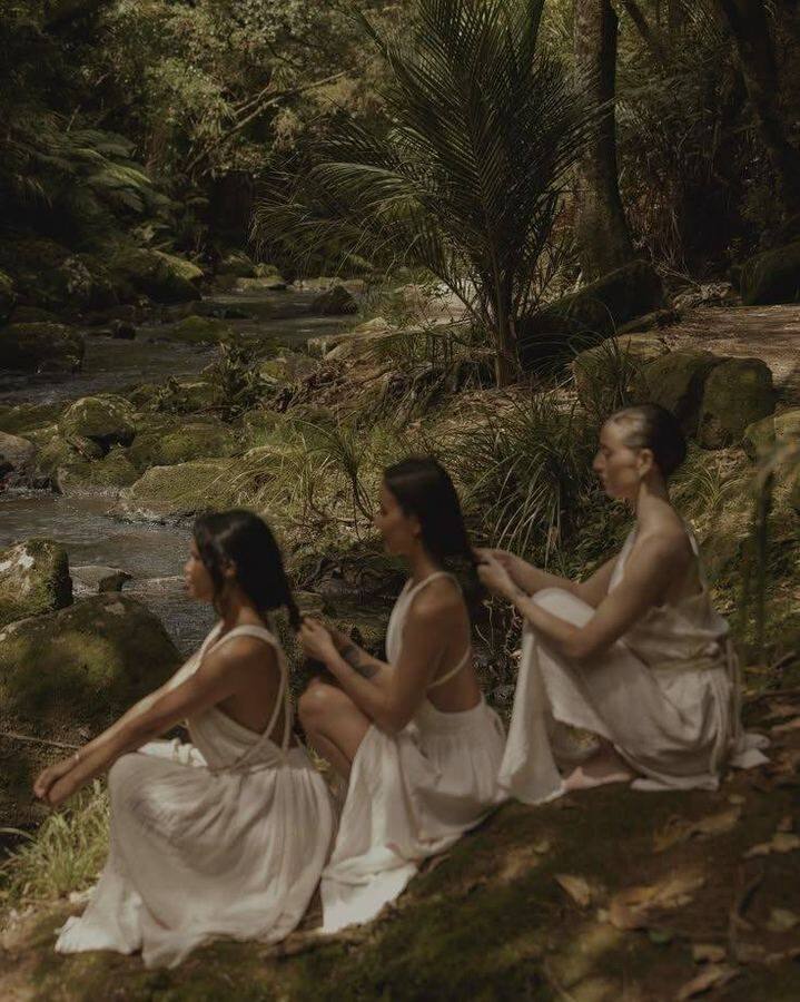 The women of the line — Ancestral Line Reading